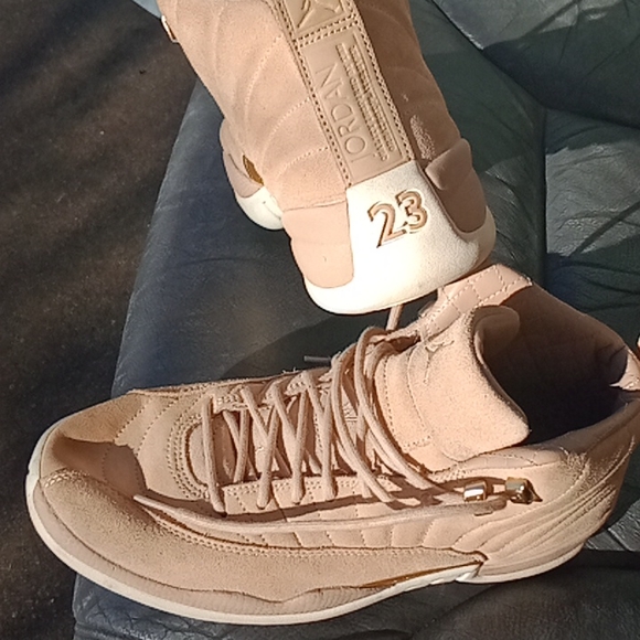 Woman's Jordans - Picture 2 of 5